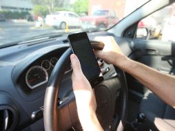 Utilizar el celular durante la conducción tiene una serie de efectos perjudiciales que afectan al comportamiento del conductor. EL INFORMADOR / ARCHIVO