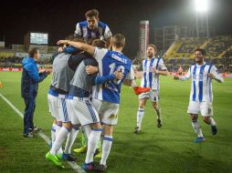 Carlos Vela celebra con sus compañeros de la Real Sociedad la anotación de Xabi Prieto. AFP / D. Martín