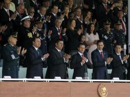Pablo Escudero (quinto de derecha a izquierda) en la ceremonia de conmemoración del Día de la Bandera. SUN / C. Mejía