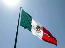 Al activar el mecanismo para izar la bandera, ésta se atoró con el equipo de sonido y resultó rasgada. SUN / C. Mejía