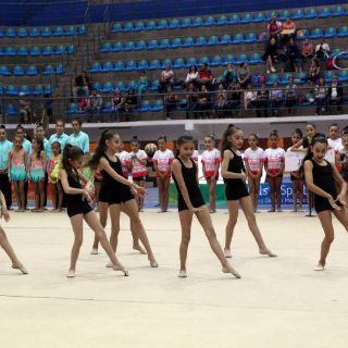 Gimnastas jaliscienses muestran su nivel en casa