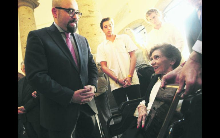 Igor Lozada entrega un reconocimiento a Rosita Aldrete, viuda de Guillermo. EL INFORMADOR / E. Barrera