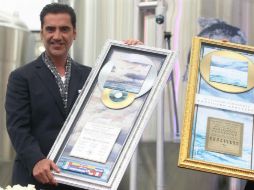 Durante la presentación del nuevo material de Alejandro Fernández, su disquera le entregó un Disco de Oro. EFE / U. Ruiz