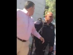 Policías municipales detuvieron al hombre tras golpear a una adolescente de 14 años de edad. YOUTUBE / Arne Aus den Ruthen