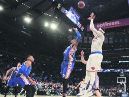 Puntería. Con la marca de Robert Covington (centro), Anthony hizo el enceste del triunfo. AP / J. Jacobson