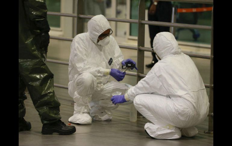 Autoridades sanitarias realizan análisis en el aeropuerto donde ocurrieron los hechos para localizar rastros de la sustancia. EFE / F. Ismail