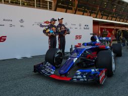 Carlos Sainz (i) será el encargado de debutar el nuevo STR12 en la primera jornada de entrenamientos en Barcelona. EFE / A. García