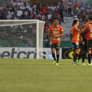 Jaguares remonta y vence a Chivas