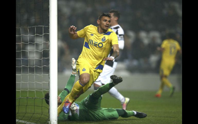 Soares anota el solitario gol que da la victoria al Porto. EFE / E. Silva