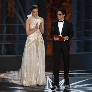 Gael García Bernal alza la voz contra el muro en los Oscar