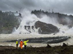 El departamento aseguró que continuaría descargando mil 416 metros cúbicos  de agua por segundo el domingo. AP / H. Amezcua
