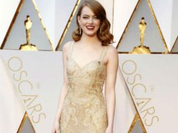 Emma Stone llegó con un glorioso Givenchy dorado con flecos que enmarcaba perfecto su silueta. AFP / V. Macon