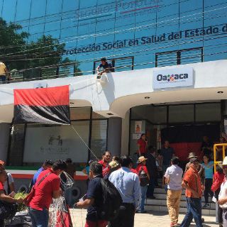Trabajadores del Seguro Popular en Oaxaca inician movimiento de huelga