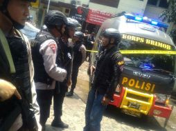 Los trabajadores de los edificios adyacentes fueron evacuados durante la actuación policial. AP / K. Maris