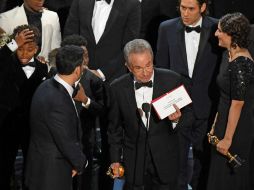 La confusión reinó cuando el actor Warren Beatty reconoció que se equivocó al anunciar la Mejor película del año. AFP / M. Ralston