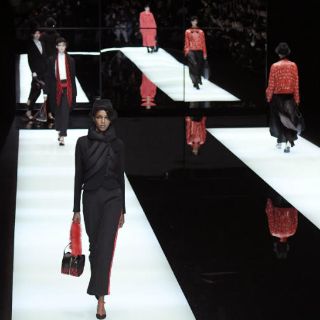 Giorgio Armani sorprende en Milán con su pantalón-falda