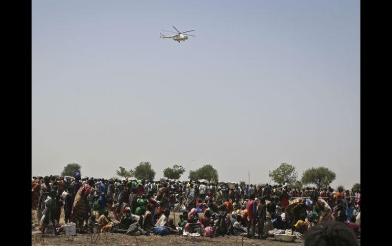 Miles de personas desesperadas llegan a Mogadiscio diariamente en busca de alimentos a causa de una prolongada sequía. AP / G. Fominyen