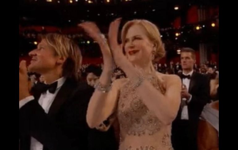 Al parecer, la joyería que portaba Kidman no le permitía aplaudir fácilmente. TWITTER /