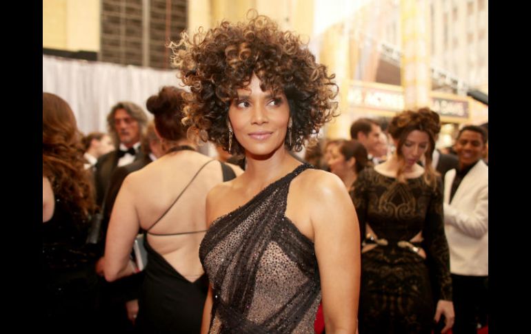 Halle  Berry entregó el premio de Mejor Director a Damien Chazelle por 'La La Land'. AFP / C. Polk