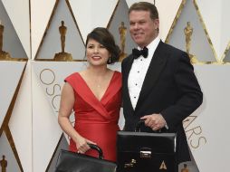Brian Cullinan fue quien dio a Warren Beatty el sobre de la categoría anterior. AP / J. Strauss