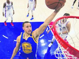 Sin puntería. La estrella de los Warriors, Stephen Curry, falló sus 11 intentos de tiros de tres puntos ayer. AP / C. Szagola
