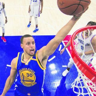 Pese a fallas de Curry, los Warriors vencen a Filadelfia
