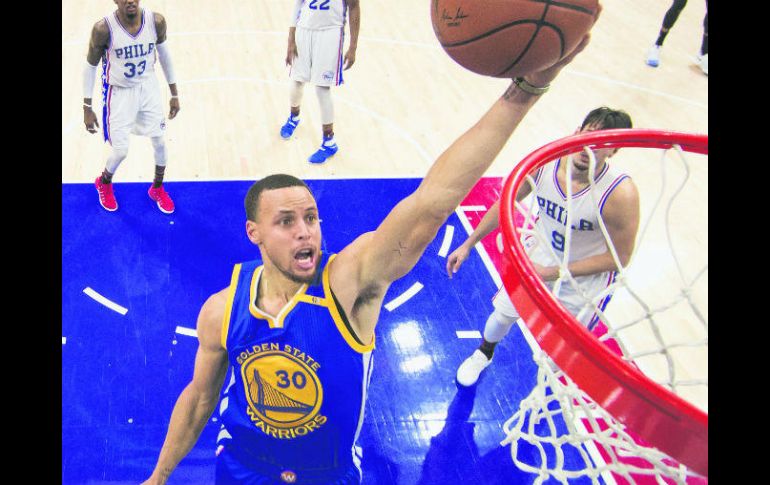 Sin puntería. La estrella de los Warriors, Stephen Curry, falló sus 11 intentos de tiros de tres puntos ayer. AP / C. Szagola