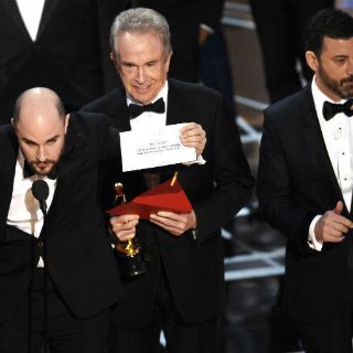 La Academia de Hollywood pide perdón por error en los Óscar