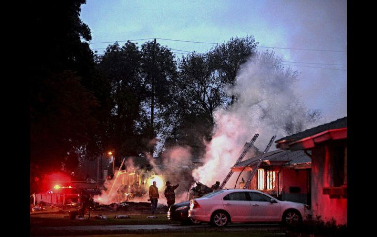 Medios locales mostraron imágenes del fuego y los severos daños en la zona residencial que provocó la aeronave accidentada. AP / W. Phomicinda