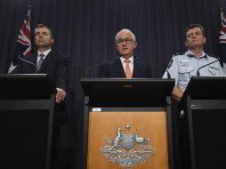 El primer ministro, Malcolm Turnbull, en una conferencia acompañado por el comisionado de la Policía Federal y el ministro de Justicia. AP / L. Coch