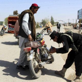 Mueren 12 policías tras un ataque talibán en Afganistán