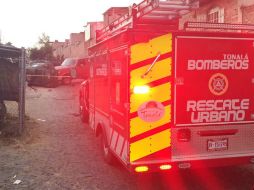 A la llegada de los paramédicos, rescatistas y la Policía, encuentran muerto en el lugar a uno de los presuntos ladrones. ESPECIAL /