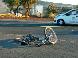 Según los testimonios recabados por las autoridades, fue presunta imprudencia del ciclista la que provocó el hecho. ESPECIAL /