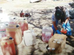 Tras el hallazgo de bidones afuera de un inmueble, con una orden de cateo encuentran más dentro de la finca. ESPECIAL /