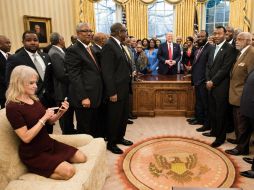 La postura de Conway obedece a que intentaba conseguir un buen ángulo en la instantánea que ella estaba sacando. EFE / A. Guerrucci