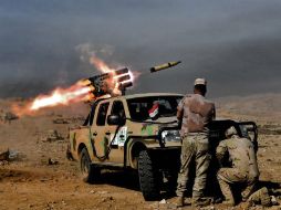 Miembros del ejército iraquí, novena división, disparando un lanzacohetes múltiple desde una colina en Talul al-Atshana, Iraq. AFP / A. Messinis