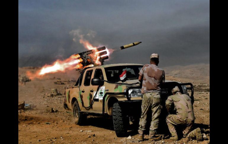 Miembros del ejército iraquí, novena división, disparando un lanzacohetes múltiple desde una colina en Talul al-Atshana, Iraq. AFP / A. Messinis