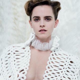 Emma Watson posa de manera elegante sin sostén
