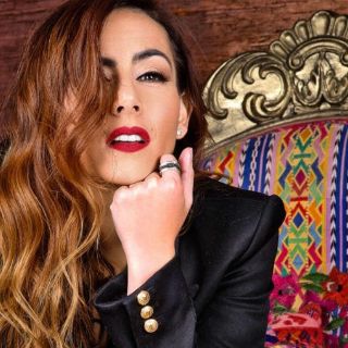 Claudia Lizaldi, entre dos televisoras