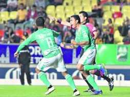 Óscar Suárez (derecha) celebra la anotación con la que el León amarró el triunfo frente a Monarcas. MEXSPORT / I. Ortiz