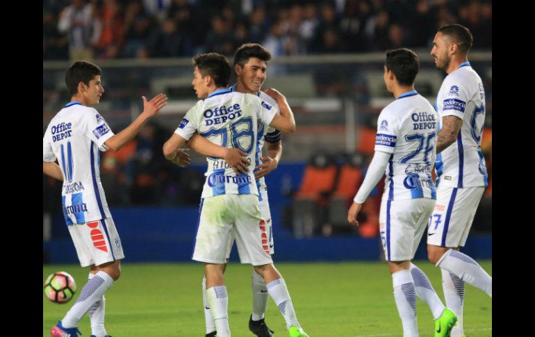 El jugador Hirving Lozano de Pachuca (2i) festeja la anotación de un gol. EFE / D. Martínez