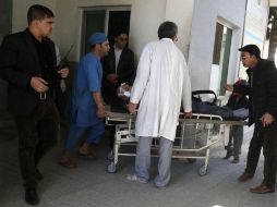 Miembros de los servicios de rescate trasladan a un herido al hospital tras una de las explosiones. EFE / J. Jalali