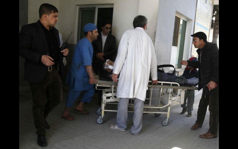 Miembros de los servicios de rescate trasladan a un herido al hospital tras una de las explosiones. EFE / J. Jalali