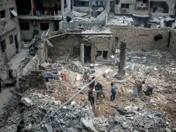 La mayoría de las víctimas civiles, 229 del total, perecieron por los bombardeos de aviones de guerra sirios y rusos. EFE / M. Badra