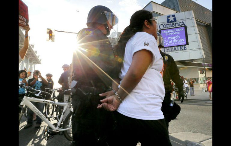 Se recomienda que si las autoridades los detienen deben guardar silencio y no revelar su situación migratoria. AP / ARCHIVO