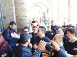 Manifestantes buscan ingresar a la sede municipal. EL INFORMADOR / A. Hernández