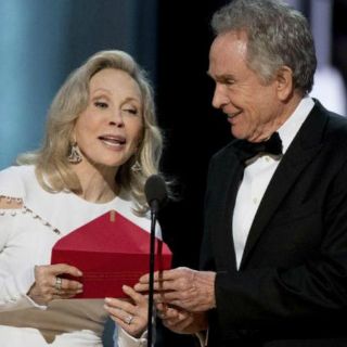 Warren Beatty pide a la Academia aclarar el error de los Oscar