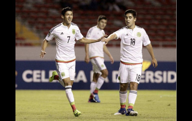 Uriel Antuna (I) y Claudio Zamudio (D) celebran la sexta anotación mexicana. EFE / J. Arguedas