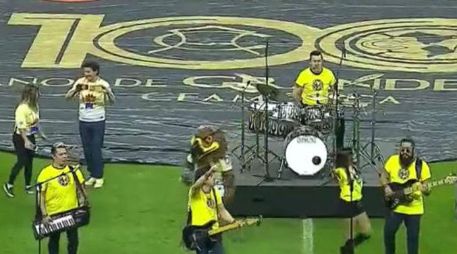 La banda mexicana llamada Matute, entonó el himno en el medio tiempo del partido de la jornada 13 del futbol mexicano. YOUTUBE / AmericanistaViejo