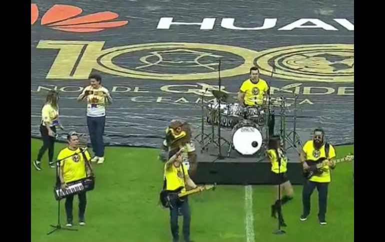La banda mexicana llamada Matute, entonó el himno en el medio tiempo del partido de la jornada 13 del futbol mexicano. YOUTUBE / AmericanistaViejo